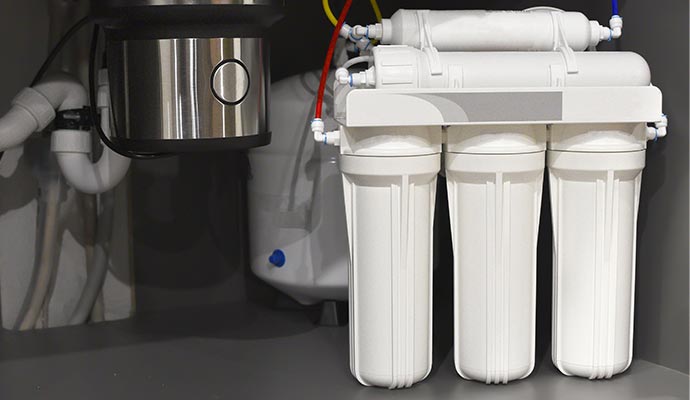 Water filtration installed with multiple cylindrical filters