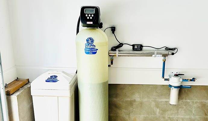Water softener system with digital control head and connected brine tank