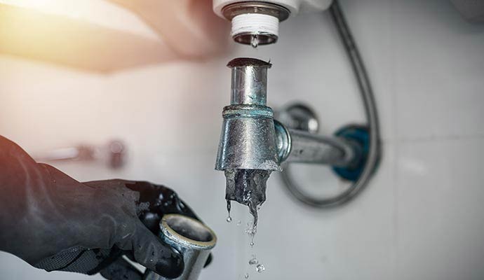 Expert cleaning clogged drain