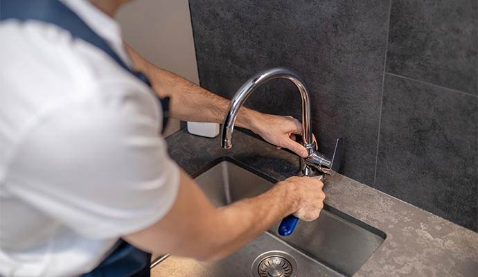 Expert repairing faucet