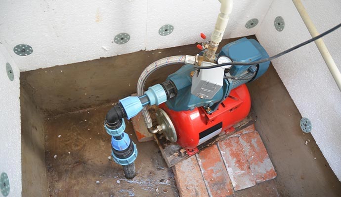 Water pump and pressure tank in insulated pit